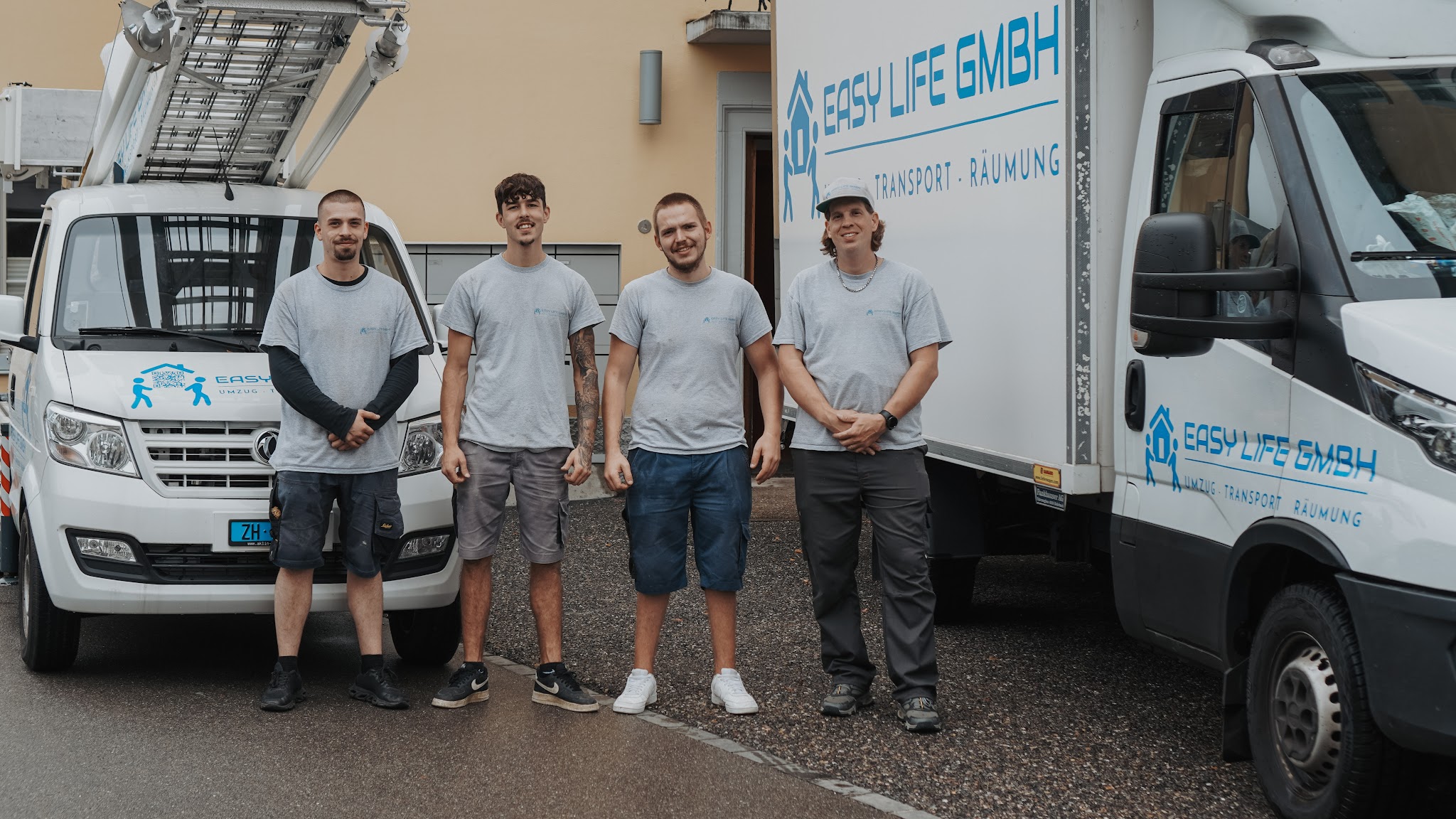 Das Team von Easy Life Moving vor den Firmenfahrzeugen