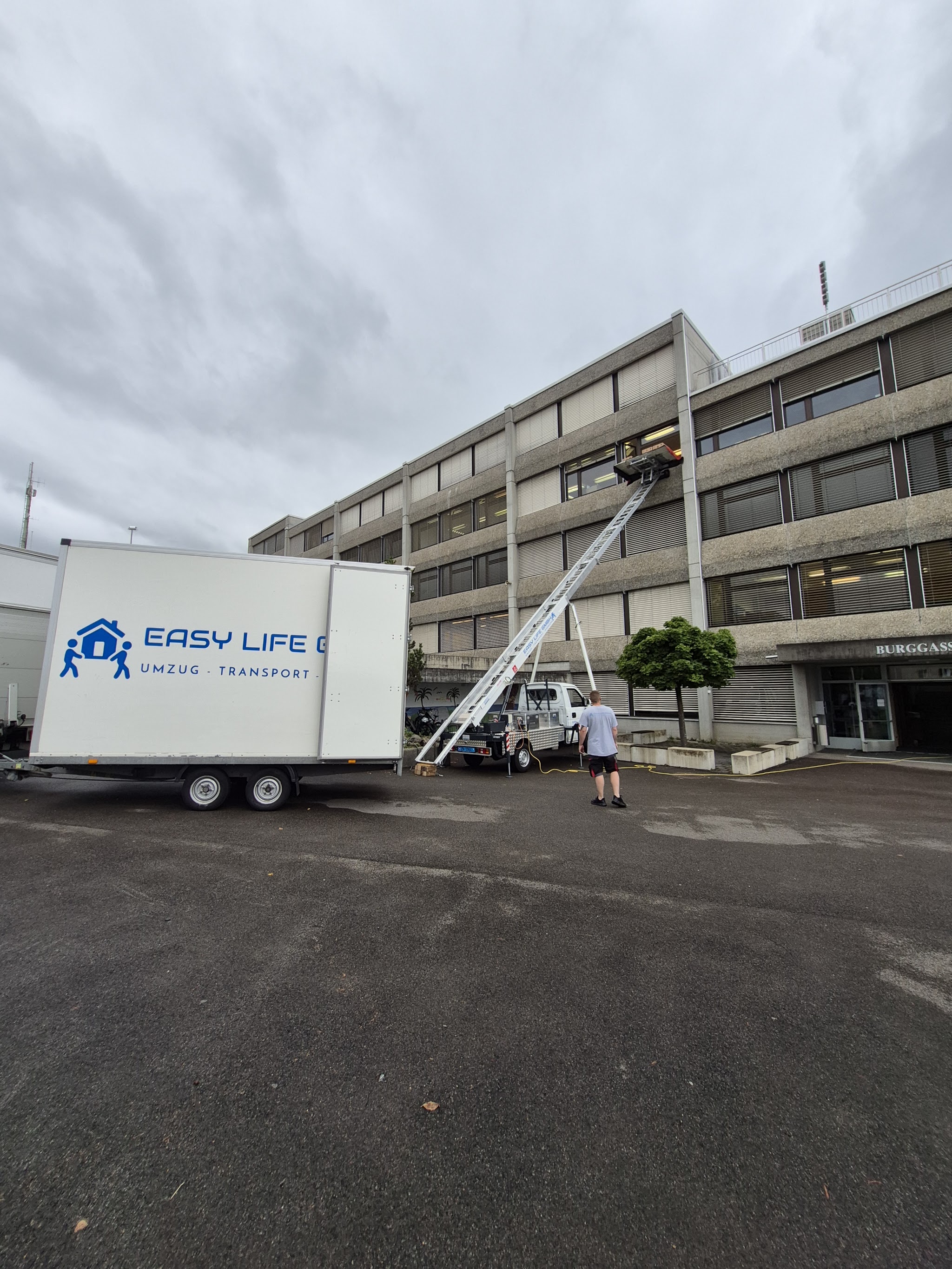 Easy Life Anhänger mit Aussenlift vor einem Bürogebäude
